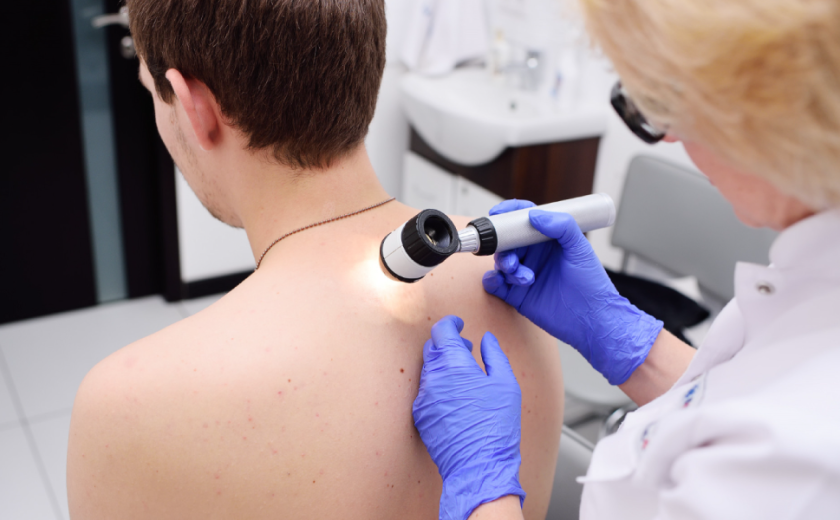 Dermatologue et patient